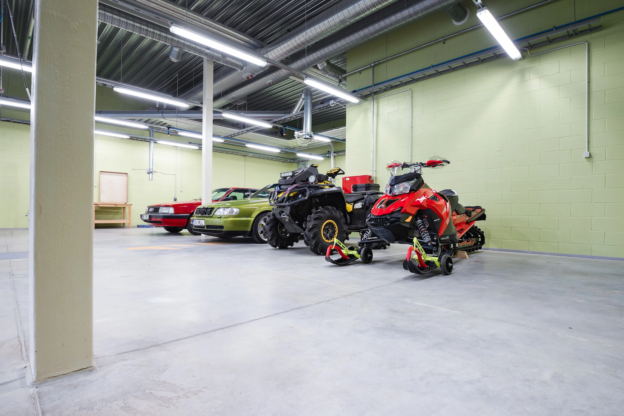 Car storage room suitable also for motorcycles, boats, caravans