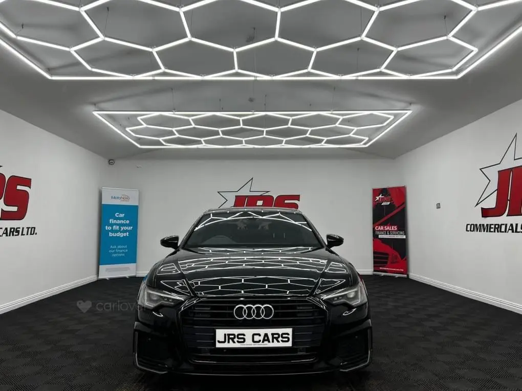 Musta värvi Audi, mida valgustab laes Tuff-tile HEX 15 LED valgusti