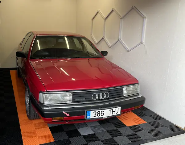 Punane Audi 200 Tuff-Tile põrandaplaatidel ja seinakinnitusega LED valgustid Tuff-Lite